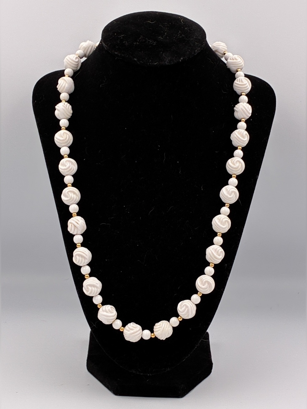 VINTAGE 29 1/2” WHITE WITH GOLD ACCENT BEADS NECKLACE BEADS SHAPED LIKE KNOTS
